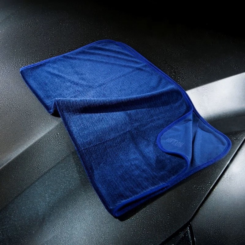 Serviette de séchage Gyeon Q²M Silk Dryer Evo absorbant l'eau sur une carrosserie sans laisser de traces